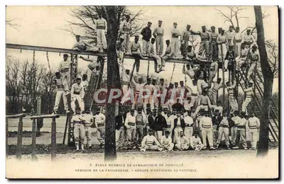 Escola Normal de Ginástica de Joinville — Redoute da Faisanderie — Grupo de oficiais no porticulário