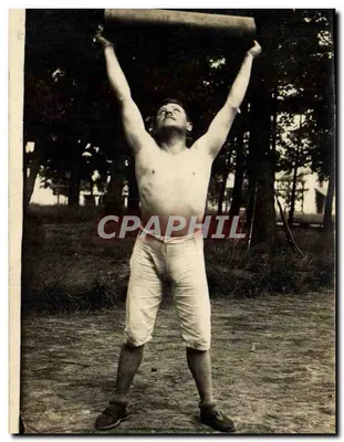 Homem praticando esporte ao ar livre — exercício de musculação — Carte postale