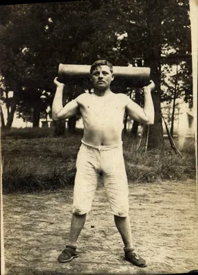 Homem levantando um peso — exercício físico ao ar livre — número de série não visível