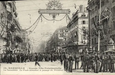 Marseille - Grande Fête Présidentielle. La foule attendant le passage du Président La Cannebière