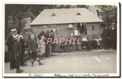 Le chalet-fontaine près de l'école — Des garçons