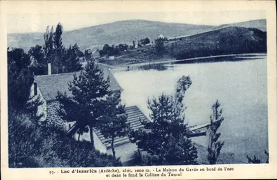 Lago de Issarlès (Ardèche), alt. 1000 m. — A Casa do Guarda à beira da água e no fundo a Colina do Toural — Edições Artísticas Haend Collard