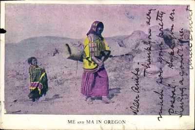 Me and Ma in Oregon — scène de deux femmes en tenue traditionnelle — éditeur non identifié