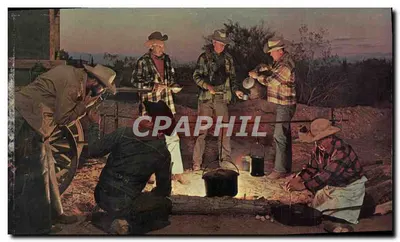Cowboys ao redor do fogo de acampamento — depois do jantar — Foto Western Ways Features, série 55-54527-B