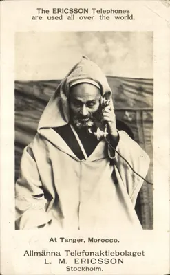 Ein Mann in einer Djellaba in Tanger — mit einem Telefon von Ericsson — Verlag Allmänna Telefonaktiebolaget L. M. Ericsson, Stockholm
