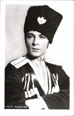 Rudolph Valentino — em uniforme militar russo — fotógrafo desconhecido