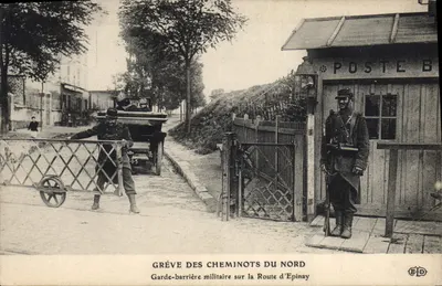 Greve dos Cheminots do Norte — Guarda-barreira militar na Rua de Épinay — E.D. (editor)