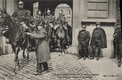 A Manifestação do 1º de Maio em Paris — Os Dragões Saindo da Casa de Guarda — Nélla, E. Le Daley, Paris