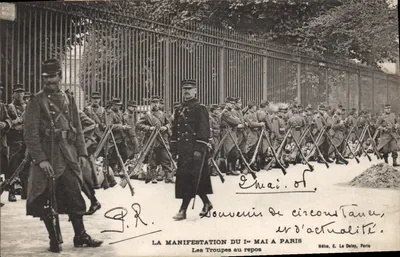 As Tropas em Repouso — Manifestação do 1º de Maio em Paris — Hélio, E. Lo Daley, Paris