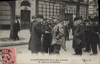 Manifestação do 1º de maio em Paris — M. Lépine e os Gerais — Editor E. L. D., série ARON FARRÈS