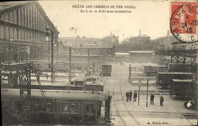 Bilhete postal antigo Greve dos Caminhos de Ferro Norte — estação do Norte sem locomotivas — Trem