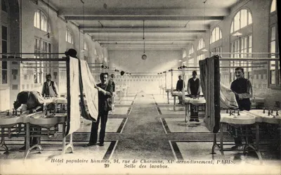 Hôtel populaire hommes, 94, rue de Charonne, XIe arrondissement, Paris — Salle des lavabos — éditeur inconnu, n° 20