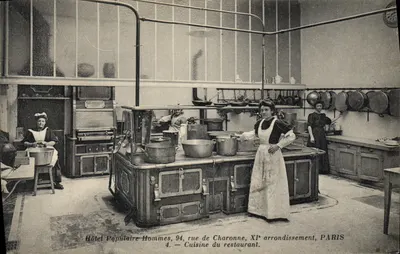 Hôtel Populaire Hommes, 94 rue de Charonne, XIe arrondissement — Cuisine du restaurant — éditeur non identifié