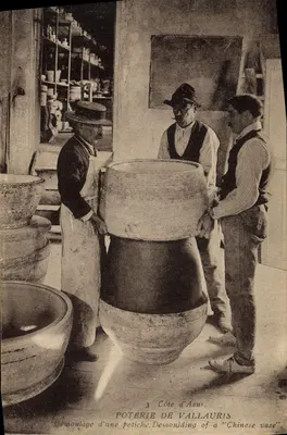 Poterie de Vallauris — Démoulage d'une potiche "Chinese vase" — Édition Talma, Nice, n°3