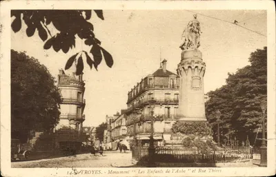 Stara pocztówka Troyes Monument Dzieci Wschodu i ulica Thiers