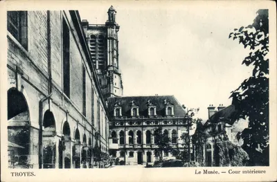 Troyes. — Muzeum — Wewnętrzny dziedziniec