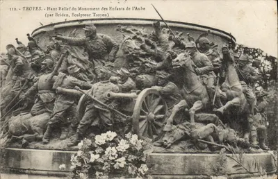Troyes — wysokie wyrzeźbione obrazki z pomnika Dzieci Aube (przez Bridena, troyenskiego rzeźbiarza)