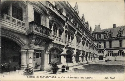 Château de PIERREFONDS — Cour d'Honneur, une Galerie