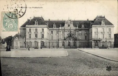 Troyes — Prefektura — widok budynku z kratą i wejściem — wydawca nieznany, numer serii nieczytelny