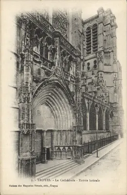 Troyes - La Cathédrale - Entrée latérale — Maison des Magasins Réunis, édit., Troyes, n°3