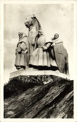 Castelo Regnault — Monumento dos Quatro — A. Poncin, escultor
