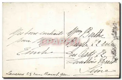 Femme en manteau à fourrure — bouquet de fleurs — éditeur non visible — Verso