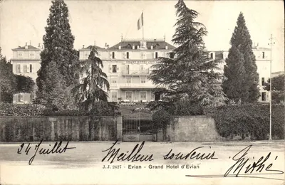 Grand Hotel d'Evian — Vue du bâtiment avec drapeau français — J.J. 2427