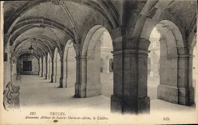 Troyes — Ancienne Abbaye de Sainte-Marie-es-Aires, le Cloître — ND.