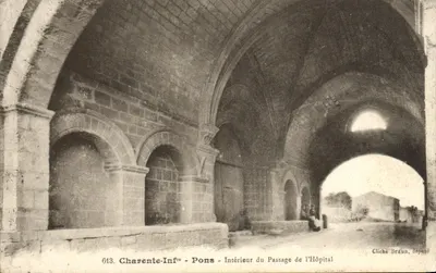 Pons - Interior do Passage de l'Hôpital — Charente-Inférieure — Cliché Braun, depositado