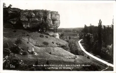 Rodovia de Bourdeilles para Brantôme - Rocha « La Forge du Diable » — Tito
