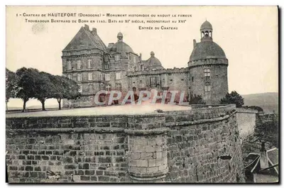 Castelo de Hautefort (Dordogne) — Monumento histórico onde nasceu o famoso trovador Bertrand de Born — Entrada do castelo