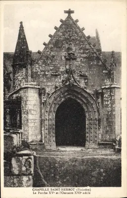 Capela Saint-Herbot — Portal do séc. XV e Ossuário do séc. XVI — Finistère