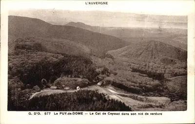 O PUY-de-DOME — O Col de Ceyssat em seu ninho de verde — G. D'O. 577