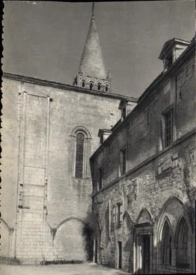 Cortiço interno da abadia de Bassac — Abadia de Bassac (Charente) — Edições A. Gilbert