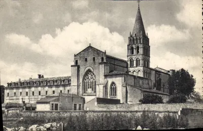 Abadia de Bassac — Vista geral a leste — Editor: Editions Charpentaises d'Art, Jarnac (Charente)