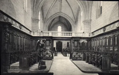Côro da igreja — Côro da igreja — Notável conjunto de quarenta bancos escultóricos dispostos em duas fileiras (1700); Lutrin.