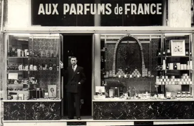 Na Boutique de Perfumes da França — Loja de perfumes — Editor desconhecido, número de série não visível