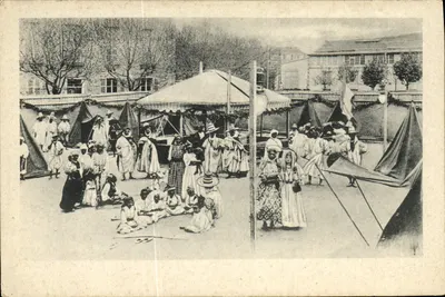 Festa ou feira ao ar livre — pessoas em trajes tradicionais — n°8405