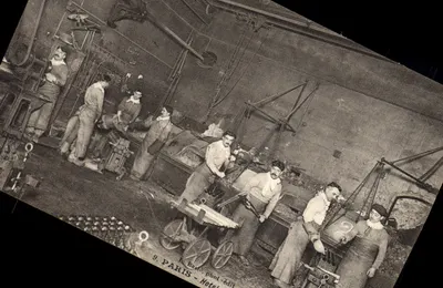Trabalhadores em uma fábrica — Paris — Foto de busto — editor