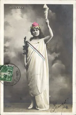 Femme en costume antique tenant une torche — Davièrre — n°10