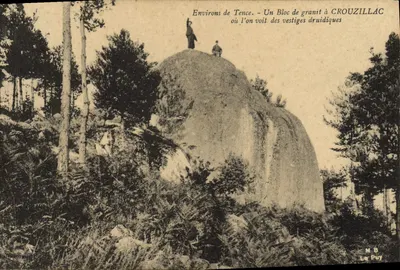 Aproximadamente Tence - Um bloco de granito em CROUZILLAC onde se vêem vestígios druidas — M.B. Le Puy