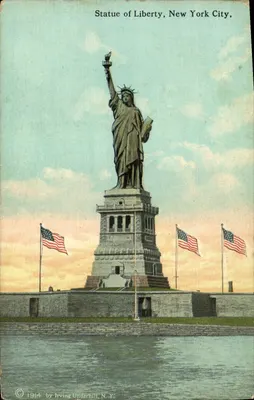 Statue of Liberty, New York City — vue de la statue avec drapeaux américains — éditée en 1914 par Irving Underhill, N.Y.