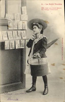 Menina diante de um estande de cartas postais — Le Petit Trottin — Fotógrafo A. Bergeret e Cia, Nancy