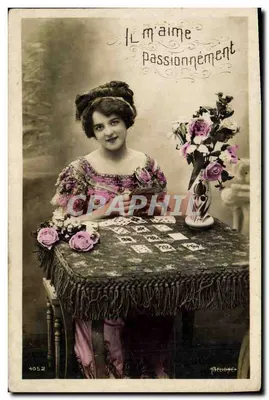 Mulher jovem sentada à uma mesa decorada com rosas — editora Béatrice, n° 4052