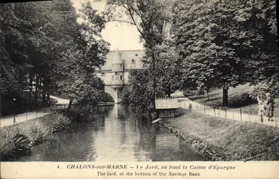 Chalons-sur-Marne — Le Jard, no fundo a Caixa de Economia — La Léonise