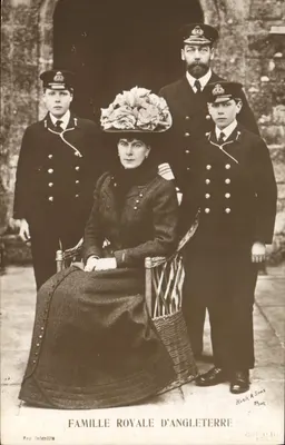 Korona Wielkiej Brytanii — fotografie królowej i króla z ich synami — wydane przez Kirk & Sons, P. 176