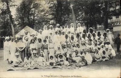 Bilhete postal antigo Homem Negro A vila africana na exposição de Bordeaux