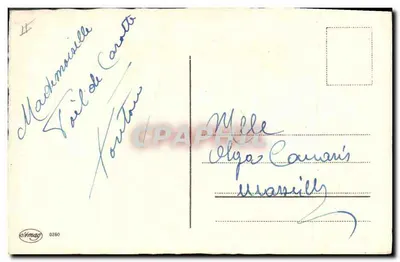 Criança negra com um cajado — diante de uma cabine telefônica — editor não visível — Verso