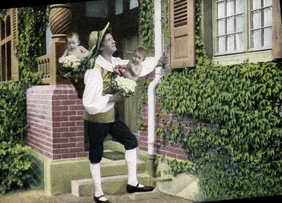 Donna che tiene due bambini — davanti a una casa in mattoni e edera — editore anonimo, n° 844