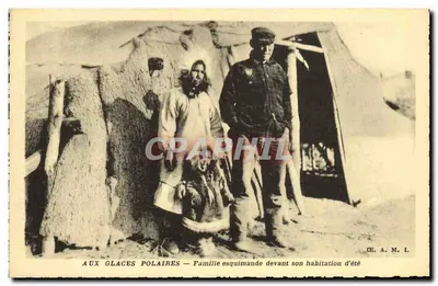 Nos Glaciares Polares — Família esquimó diante de sua moradia de verão — C.E. A. M. I.